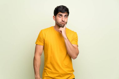 Pembe duvar düşünme üzerinde genç adam