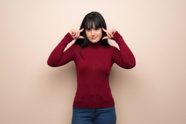 Kırmızı balıkçı Leneck ile genç kadın şüpheleri ve düşünme