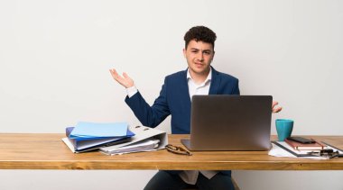 Bir ofiste iş adamı mutsuz bir şey anlamak için