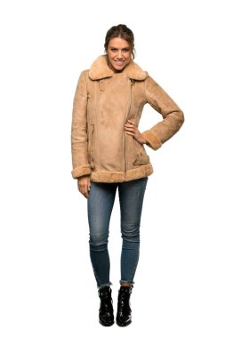 Kalça ve izole beyaz arka plan üzerinde gülümseyen kollar ile poz bir ceket ile bir sarışın kadının tam uzunlukta çekim