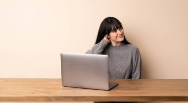 Genç kadın onun laptop ile çalışan bir fikir düşünme kafa çizilirken