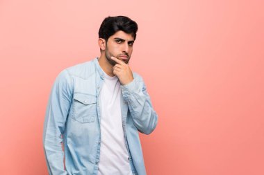 Pembe duvar düşünme üzerinde genç adam