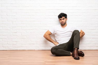 Genç adam oturan yerde kızgın