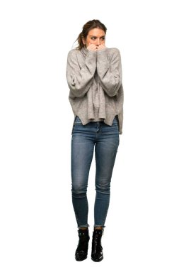 Bir tam uzunluklu Shot bir sarışın kadın ile balıkçı Leneck gergin ve korkuyor koymak eller ağız üzerinde izole beyaz arka plan