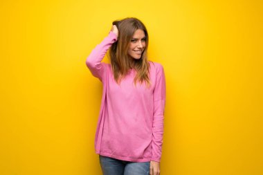 Sarı duvara pembe kazak ile kadın kafa çizilirken bir fikir düşünme