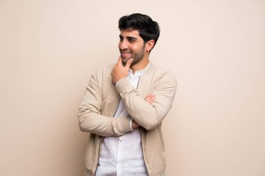 Yan görünümlü izole duvar üzerinde genç adam