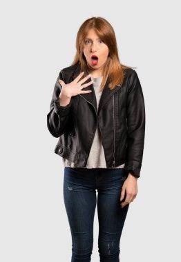 Şaşırttı ve hemen izole gri arka plan üzerinde bakarken şok genç Kızıl saçlı kadın