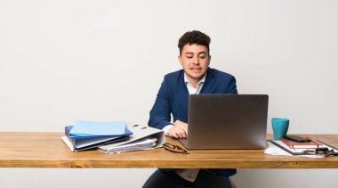 Yüz ifadesi karıştırmaya sahip bir ofiste iş adamı