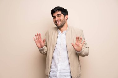 Gülümseyen izole duvar üzerinde genç adam