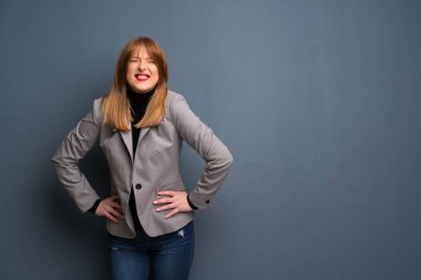 Redhead iş kadın mutlu ve gülümseyen