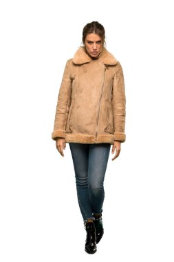 İzole beyaz arka plan üzerinde üzücü ve depresif ifade ile bir ceket ile bir sarışın kadının tam uzunlukta çekim