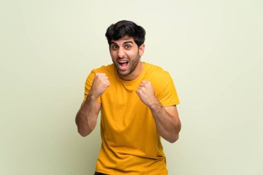 Pembe duvar üzerinde genç adam kötü bir durum tarafından hayal kırıklığına