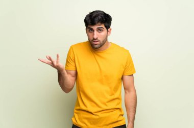 Pembe duvar önemsiz jest yapma genç adam