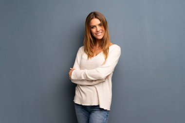 Mutlu genç ve güzel sarışın kadın