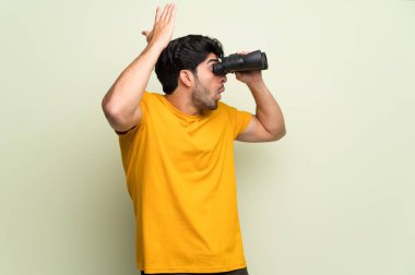 Pembe duvar ve Uzaktan dürbünle arayan genç adam