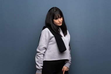 Stüdyo arka plana karşı genç spor kadın