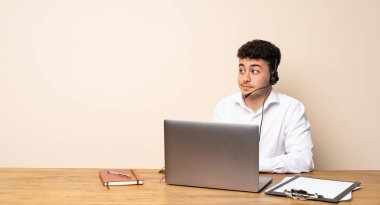 Telemarketer adam yapmak şüpheler jest görünümlü yan