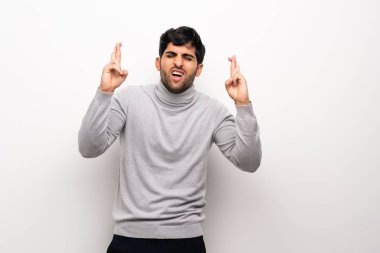 Parmak geçişi ile izole beyaz duvar üzerinde genç adam