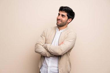 Mutlu ve gülümseyen izole duvarın üzerinden genç adam