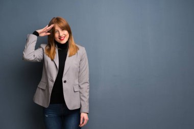 Redhead iş kadın el ile Saluting