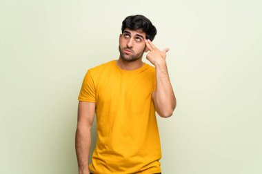 İntihar jest yapma sorunları ile pembe duvar üzerinde genç adam