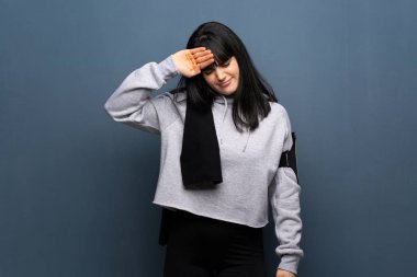 Genç kadın yorgun ve hasta ifade ile spor