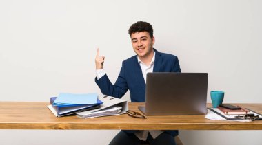 Bir ofiste iş adamı gösteren ve en iyi işareti bir parmak kaldırma