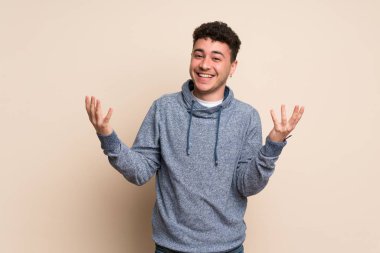 Çok izole duvar gülümseyen üzerinde genç adam