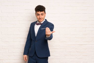 Takım elbiseli adam ve el ile gelmek için davet Papyon. Geldiğin için mutluyum.