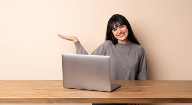 Genç kadın bir reklam eklemek için palmiye üzerinde onun laptop tutan boşaltmak hayali ile çalışan