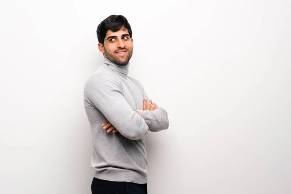 Jeune Homme Sur Mur Blanc Isolé Avec Les Bras Croisés — Photo