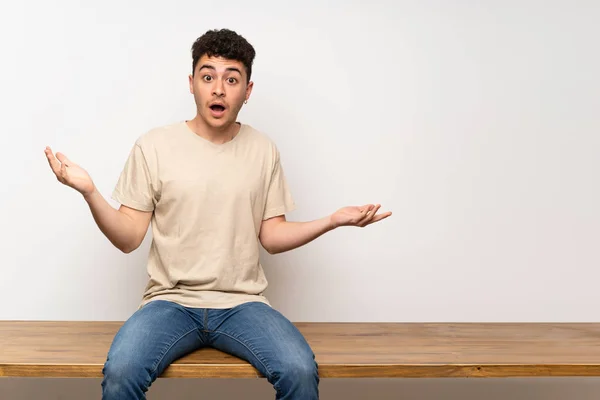 Jovem Sentado Mesa Com Expressão Facial Chocada — Fotografia de Stock