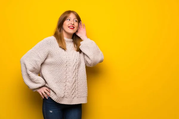 Roodharige Vrouw Gele Muur Luisteren Naar Iets Door Het Oor — Stockfoto