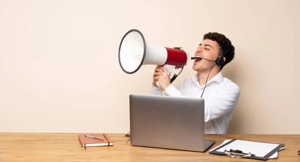 Hombre Telemarketer Gritando Través Megáfono — Foto de Stock