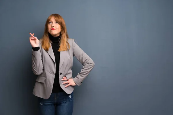 Rothaarige Geschäftsfrau Drückt Die Daumen Und Wünscht Das Beste — Stockfoto