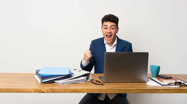 Hombre Negocios Una Oficina Celebrando Una Victoria Posición Ganadora — Foto de Stock