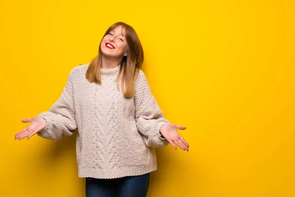 Donna Rossa Sopra Muro Giallo Sorridente — Foto Stock