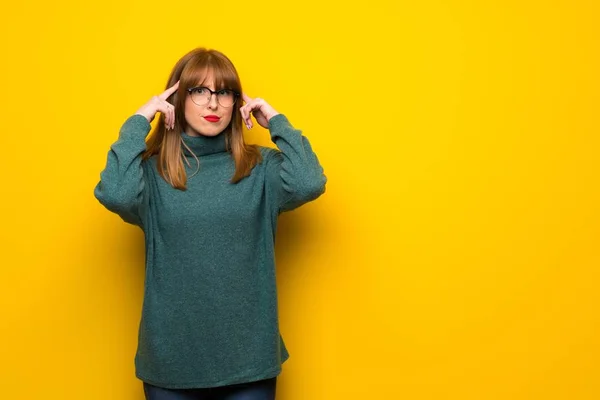 Mulher Com Óculos Sobre Parede Amarela Com Dúvidas Pensamento — Fotografia de Stock