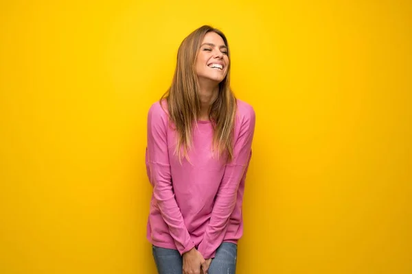 Mujer Con Suéter Rosa Sobre Pared Amarilla Feliz Sonriente — Foto de Stock