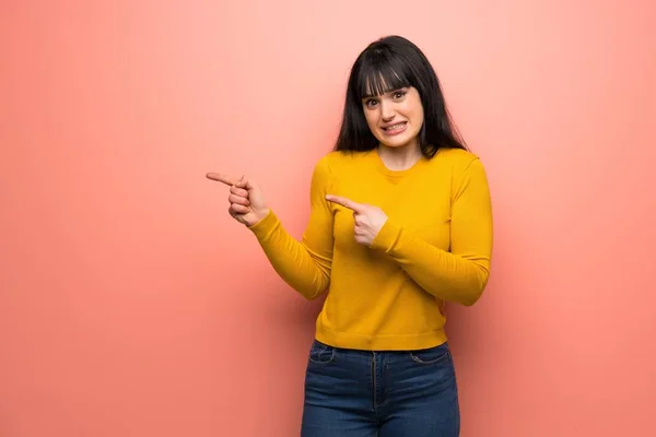 Donna Con Maglione Giallo Sopra Muro Rosa Spaventata Rivolta Verso — Foto Stock