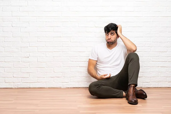 Ung Man Sitter Golvet Med Ett Uttryck För Frustration Och — Stockfoto