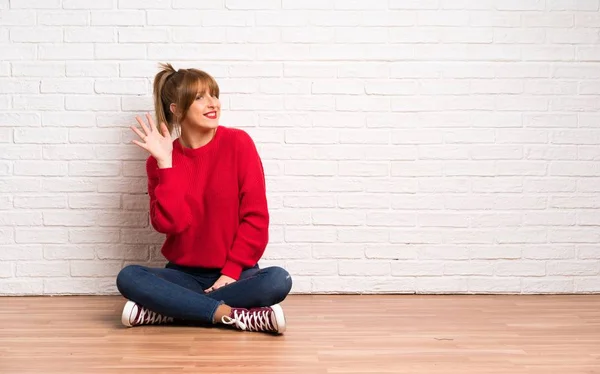 Redhead Vrouw Plaatsing Vloer Groet Met Hand Met Een Gelukkige — Stockfoto
