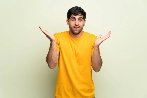 Joven Sobre Pared Rosa Con Sorpresa Expresión Facial Impactada —  Fotos de Stock