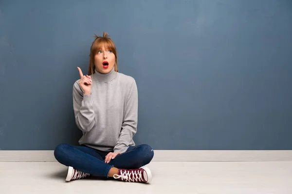 Rothaarige Frau Sitzt Auf Dem Boden Und Denkt Eine Idee — Stockfoto