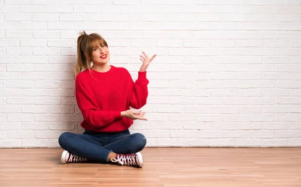 Redhead Vrouw Plaatsing Vloer Uitbreiding Van Handen Naar Zijkant Voor — Stockfoto