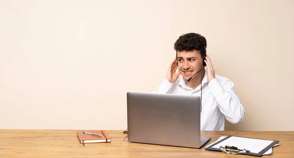 Telemarketer Man Frustrated Covering Ears — Stock Photo, Image