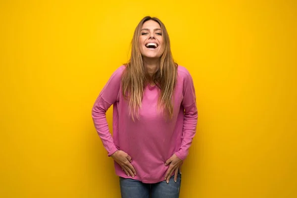Mulher Com Suéter Rosa Sobre Parede Amarela Sorrindo Muito — Fotografia de Stock