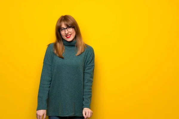 Vrouw Met Een Bril Gele Muur Met Een Bril Gelukkig — Stockfoto