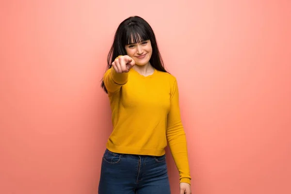 Vrouw Met Gele Trui Pink Wall Points Vinger Met Een — Stockfoto