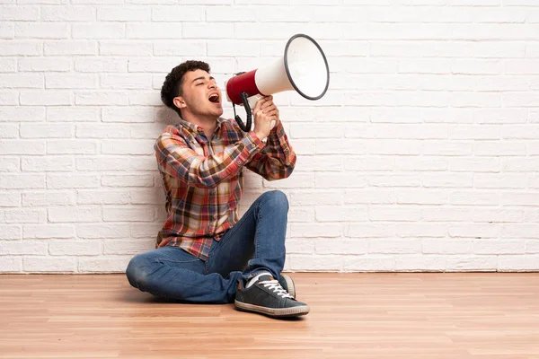 Jonge Man Zittend Vloer Schreeuwen Door Een Megafoon — Stockfoto